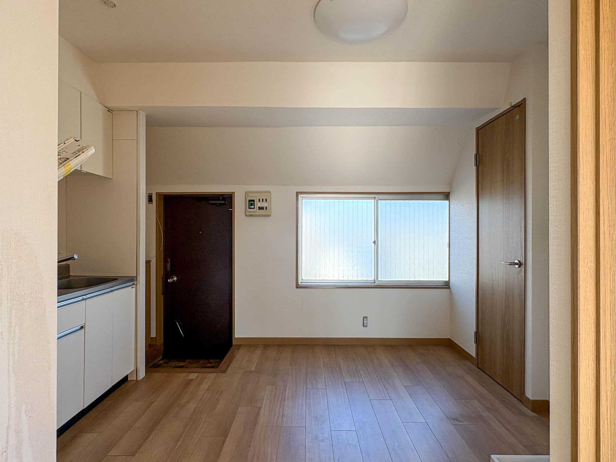 世田谷区代田の賃貸物件/各部屋へつながる明るいホール。RC造のため梁の出っ張りがちょっと気になるかもしれません