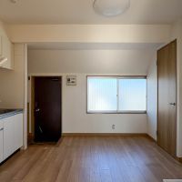 世田谷区代田の賃貸物件/各部屋へつながる明るいホール。RC造のため梁の出っ張りがちょっと気になるかもしれません