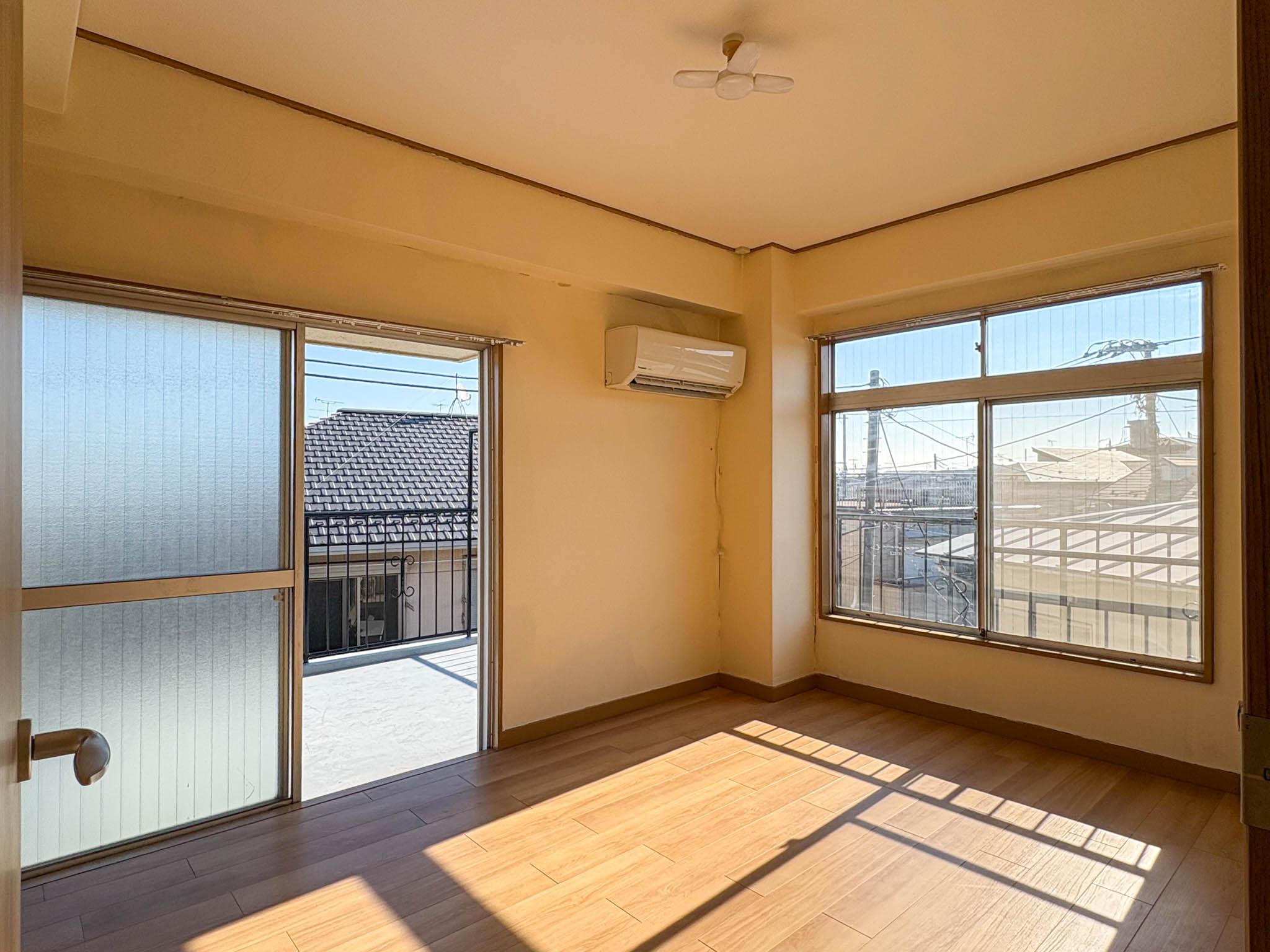 世田谷区代田の賃貸物件/南東向き、ぽかぽかの陽が部屋の奥まで差し込む。エアコンの取付位置が低く、床まで約160cmほど