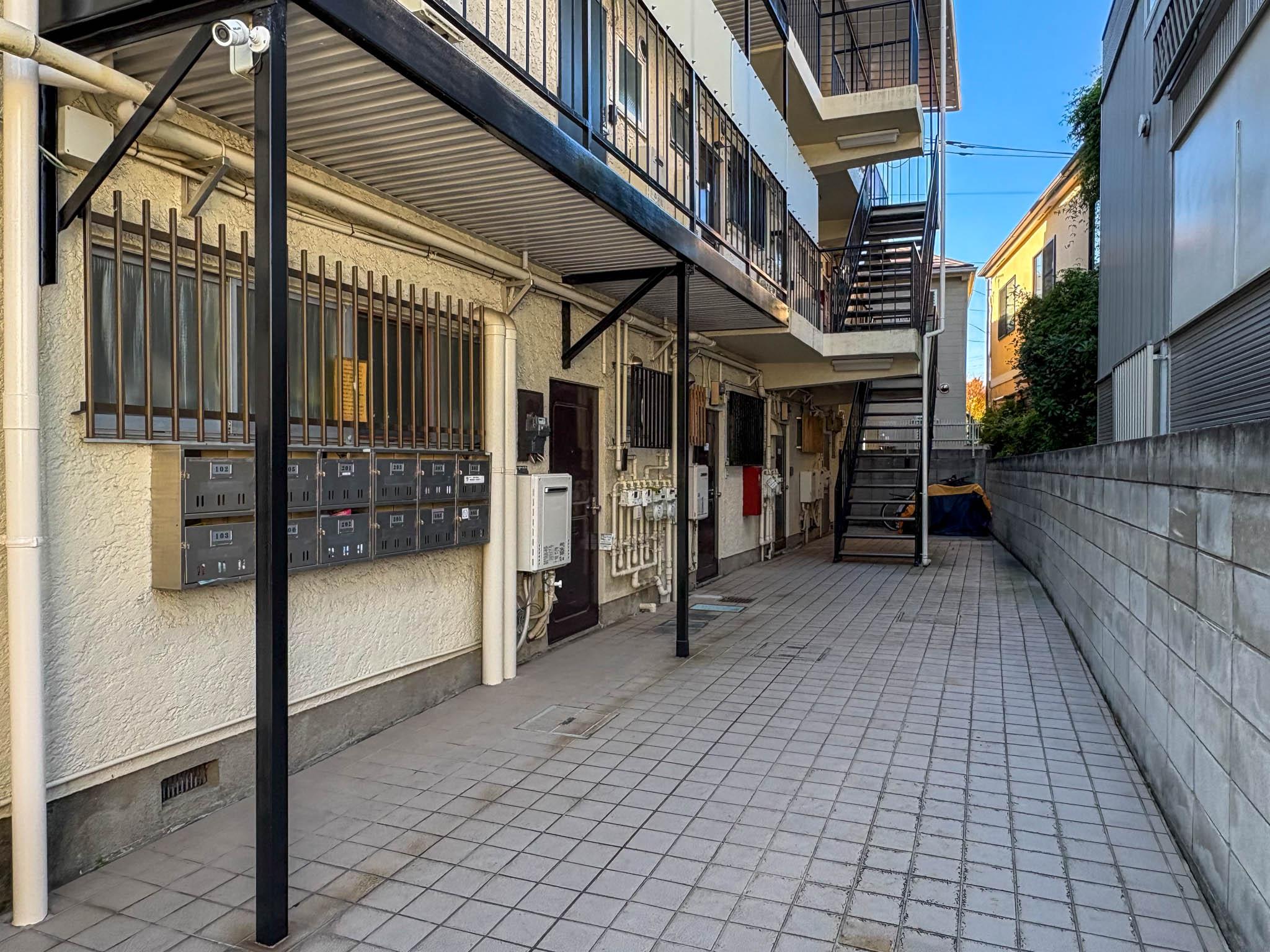 世田谷区代田の賃貸物件/整然としたタイル敷きのアプローチ。エレベーターはありません