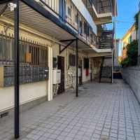 世田谷区代田の賃貸物件/整然としたタイル敷きのアプローチ。エレベーターはありません