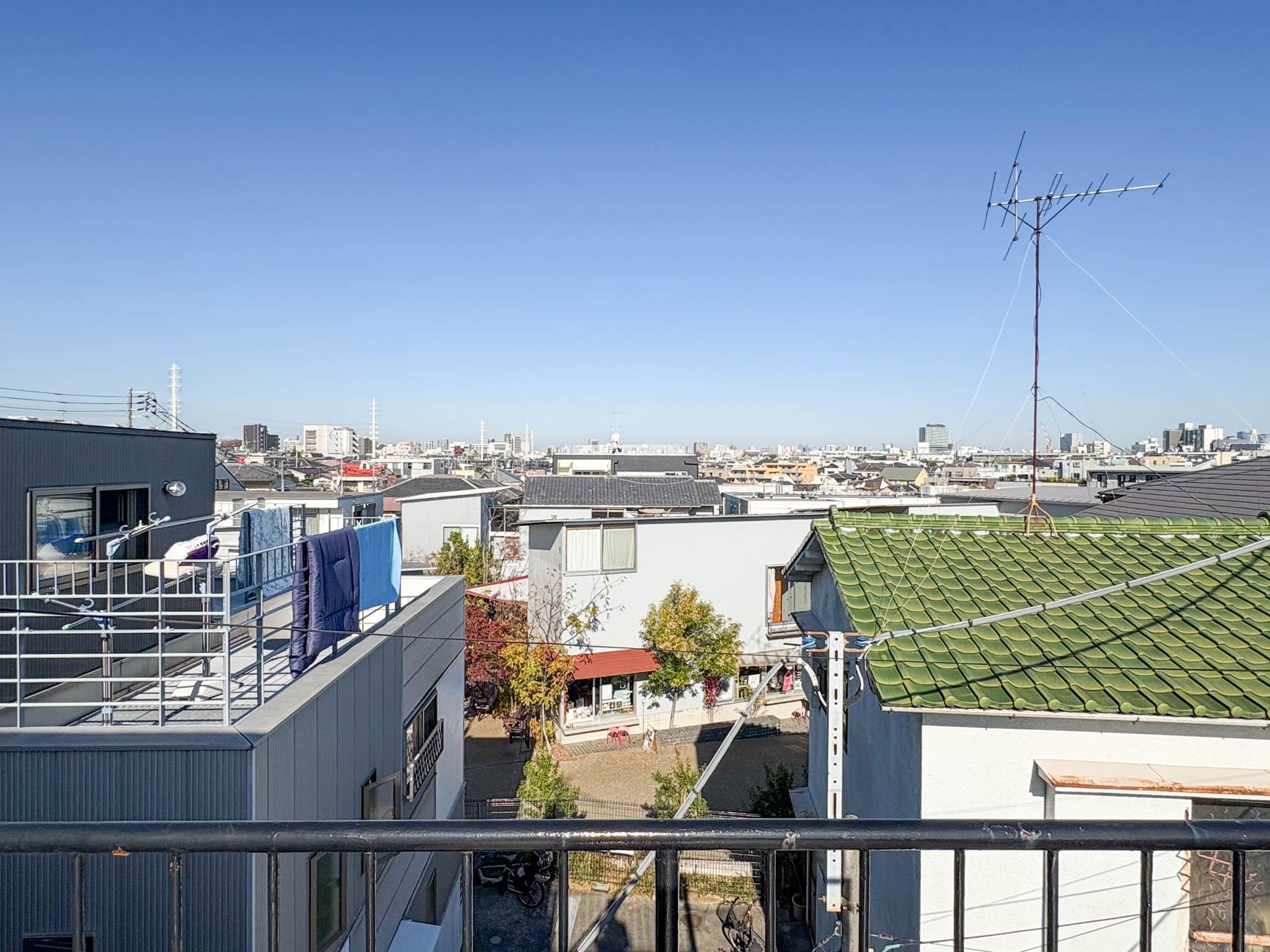 世田谷区代田の賃貸物件/3階とは思えない開放的な眺め。眼下には「下北線路街」の緑道がチラリ