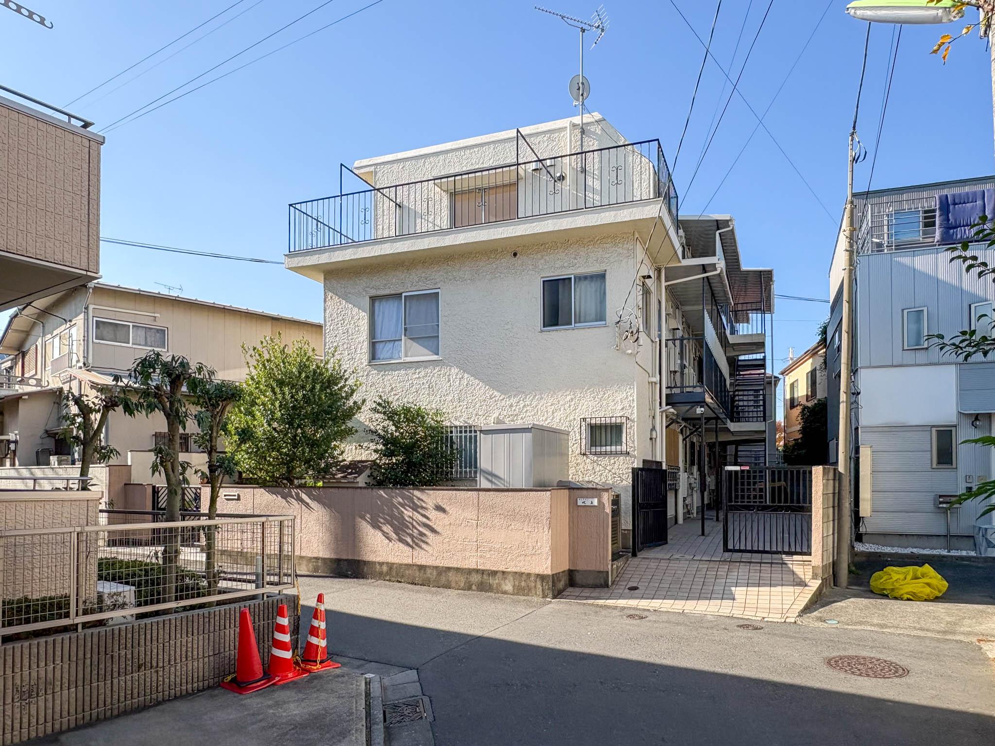 世田谷区代田の賃貸物件/この街に変わらず佇む、RC造3階建ての白い外壁のマンション