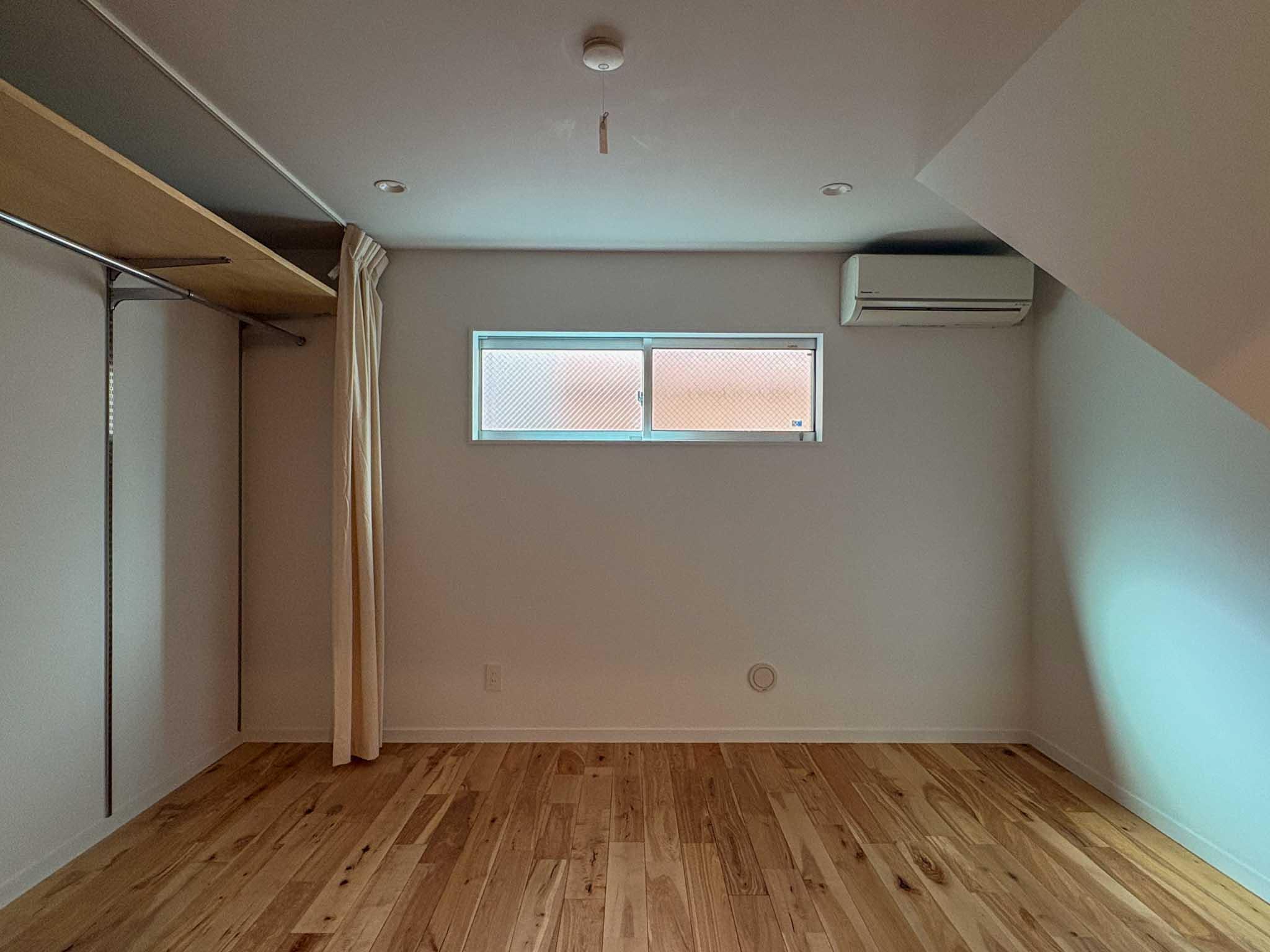 杉並区井草の賃貸物件/ゆとりのある1階寝室。玄関横の対面窓で風が心地良く抜ける