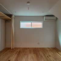 杉並区井草の賃貸物件/ゆとりのある1階寝室。玄関横の対面窓で風が心地良く抜ける