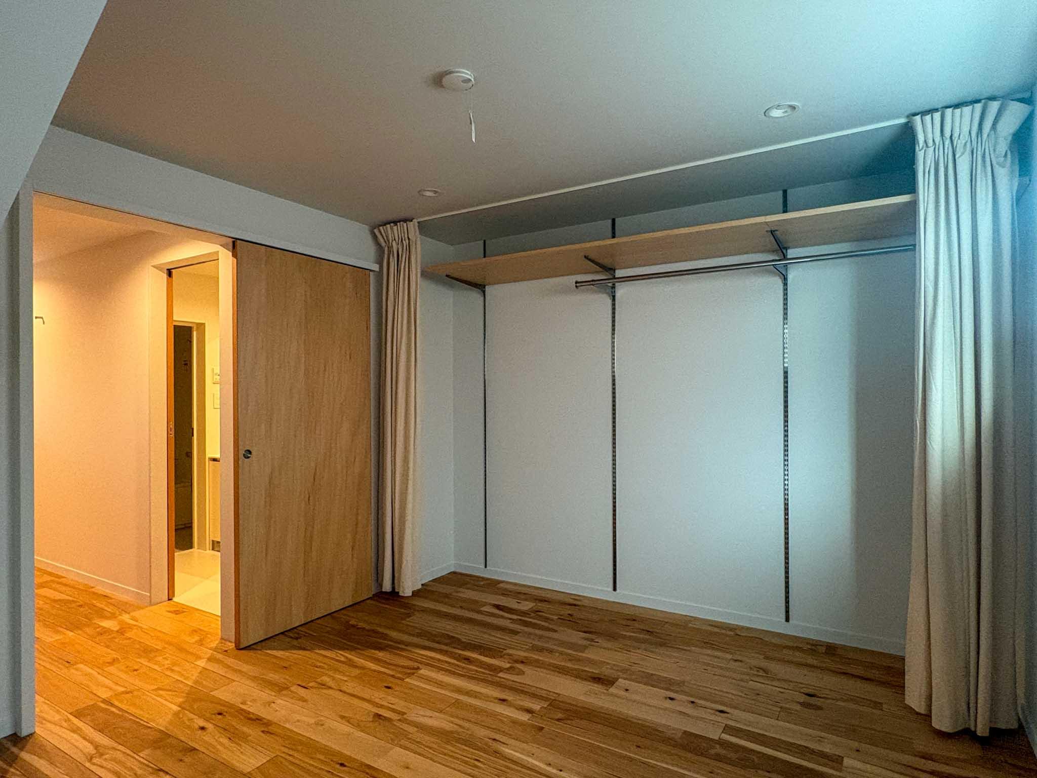 杉並区井草の賃貸物件/カーテンで仕切れる大容量クローゼット。収納力も申し分なし