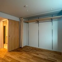 杉並区井草の賃貸物件/カーテンで仕切れる大容量クローゼット。収納力も申し分なし