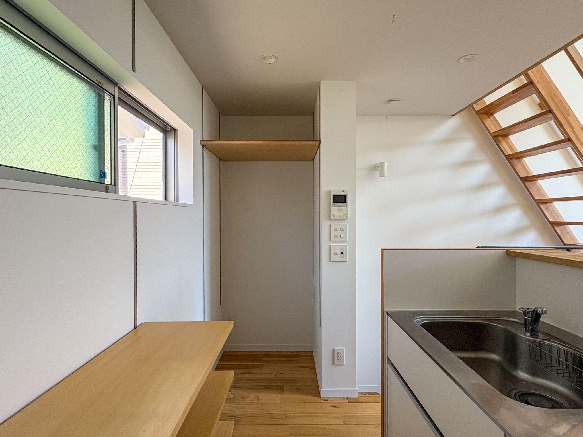 杉並区井草の賃貸物件/木製カウンターと収納棚。使い勝手を考え抜いた設計が光る