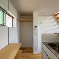 杉並区井草の賃貸物件/木製カウンターと収納棚。使い勝手を考え抜いた設計が光る