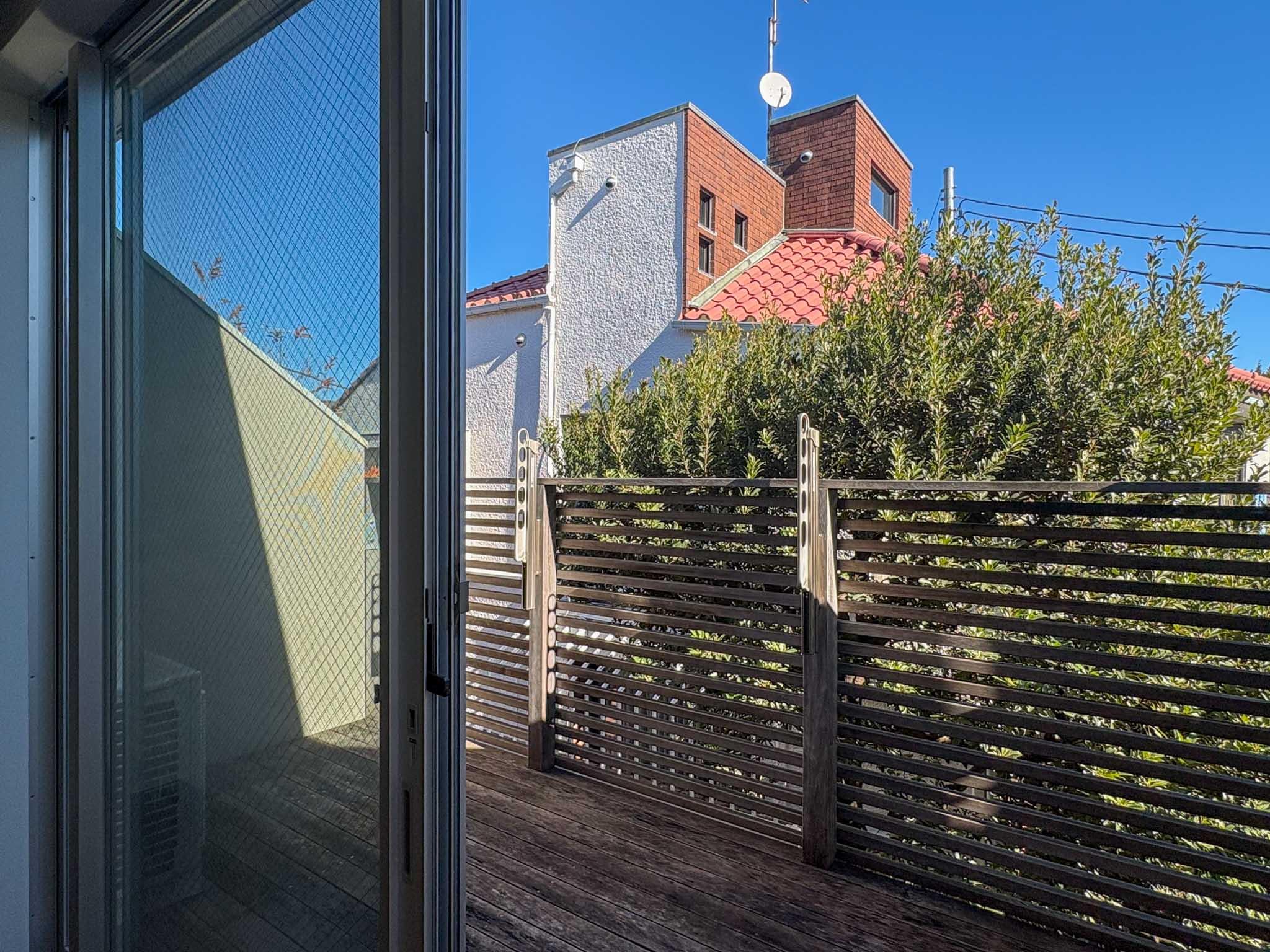 杉並区井草の賃貸物件/目隠しフェンス付きで安心のウッドデッキ。オリーブの木を借景に