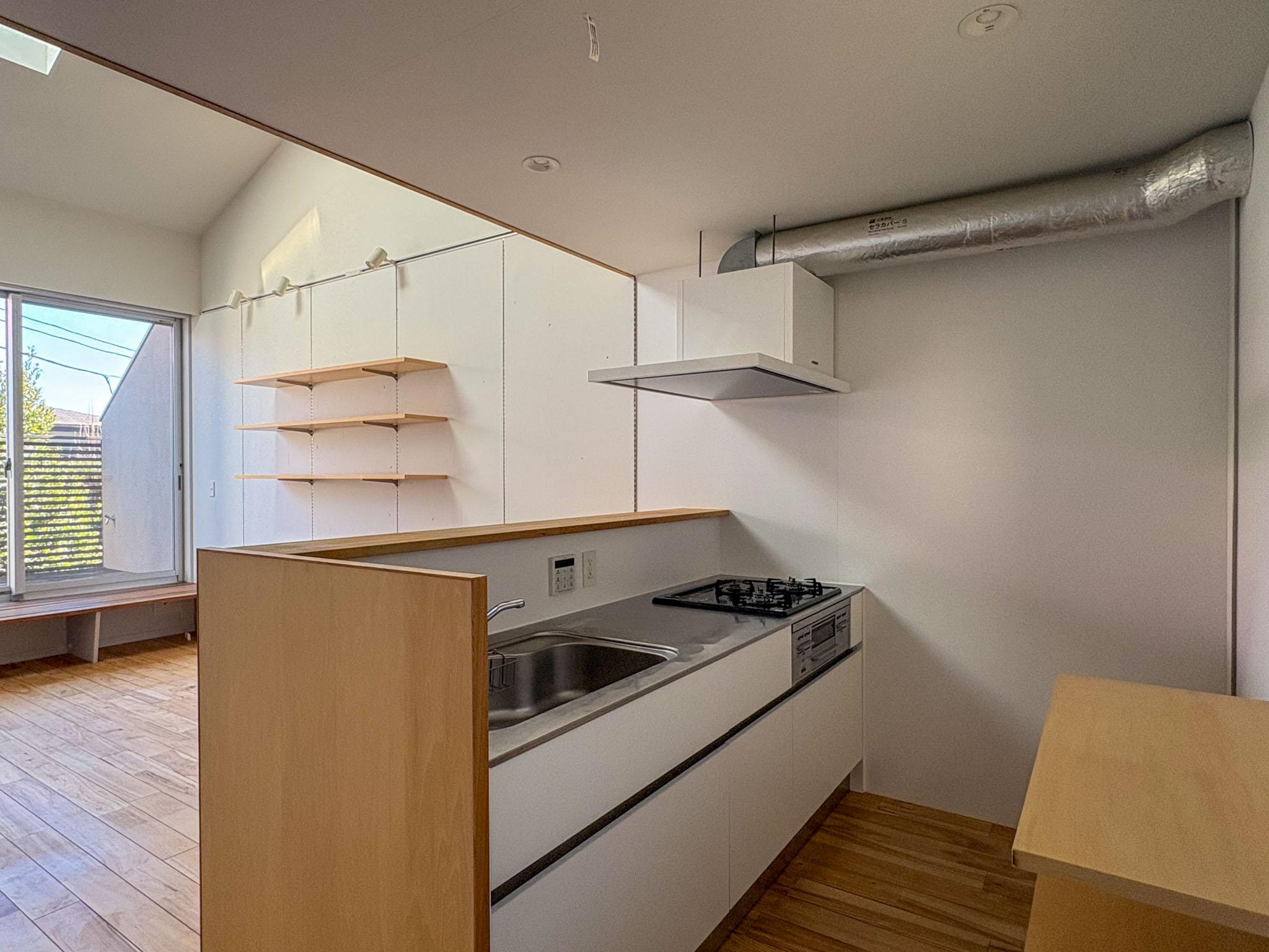 杉並区井草の賃貸物件/造作カウンターと可動棚。天窓からの光が明るいキッチン空間