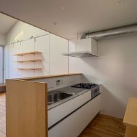 杉並区井草の賃貸物件/造作カウンターと可動棚。天窓からの光が明るいキッチン空間