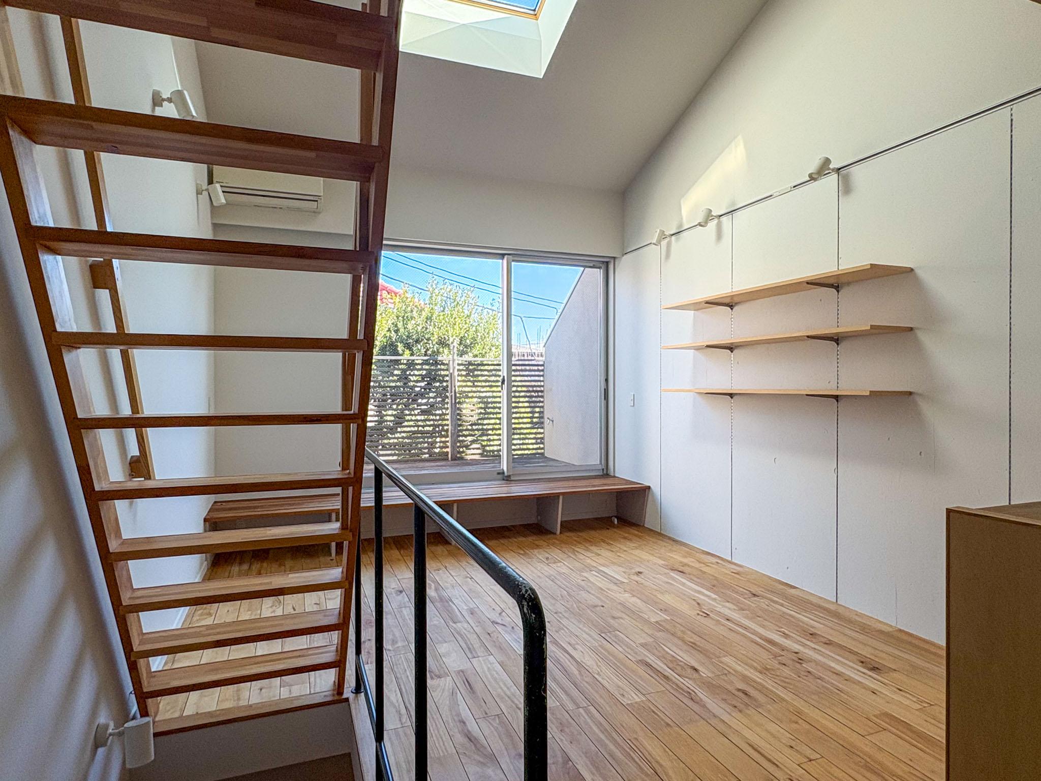 杉並区井草の賃貸物件/天窓と大きな掃き出し窓。光が降り注ぐ2階LDK空間