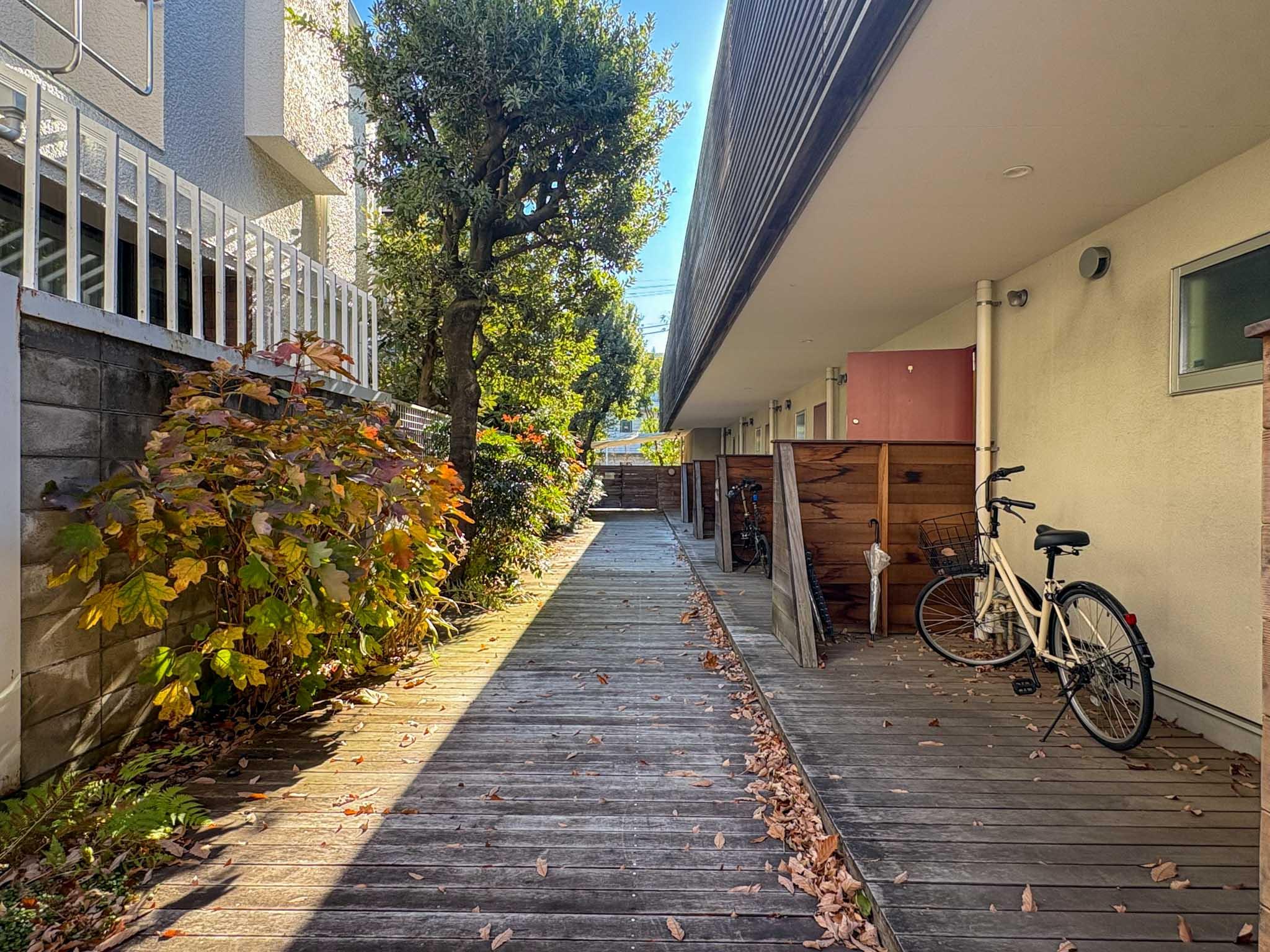 杉並区井草の賃貸物件/植栽が美しいアプローチ。自転車2台を置いても余裕があるつくり