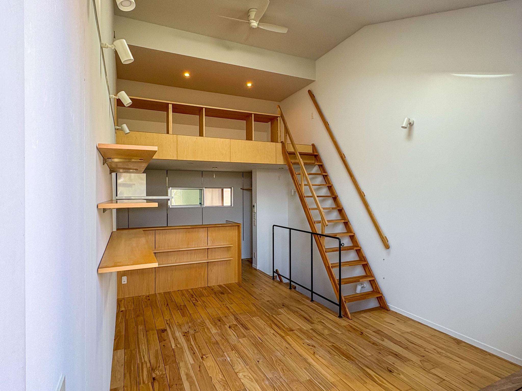 杉並区井草の賃貸物件/15畳のLDKとロフトへ続く木の階段。天井高3m超えの開放感