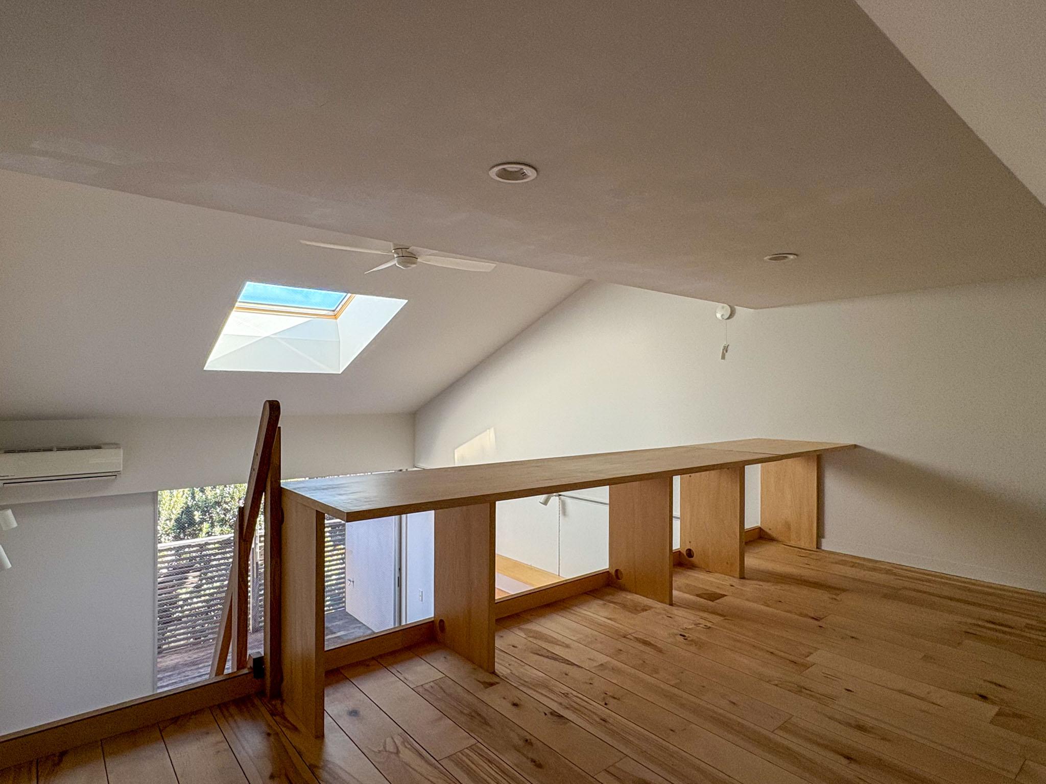 杉並区井草の賃貸物件/約5.2畳のロフト空間。造作の台はワークスペースや趣味空間として重宝しそう