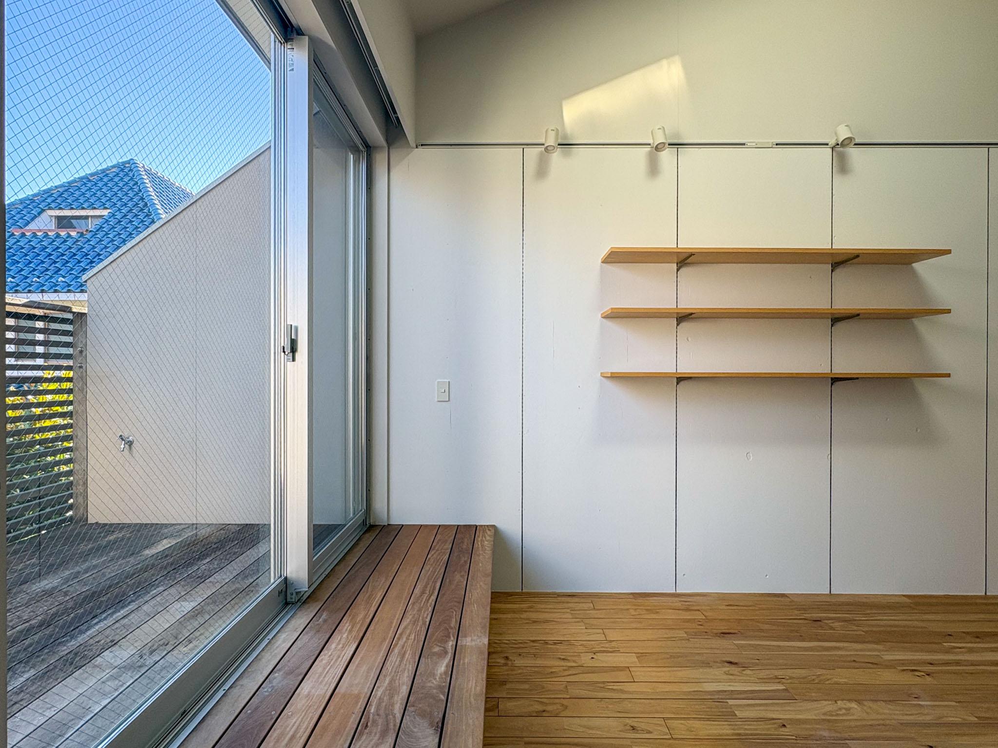 杉並区井草の賃貸物件/造作ベンチから続くウッドデッキ。室内と屋外が曖昧につながる心地良さ