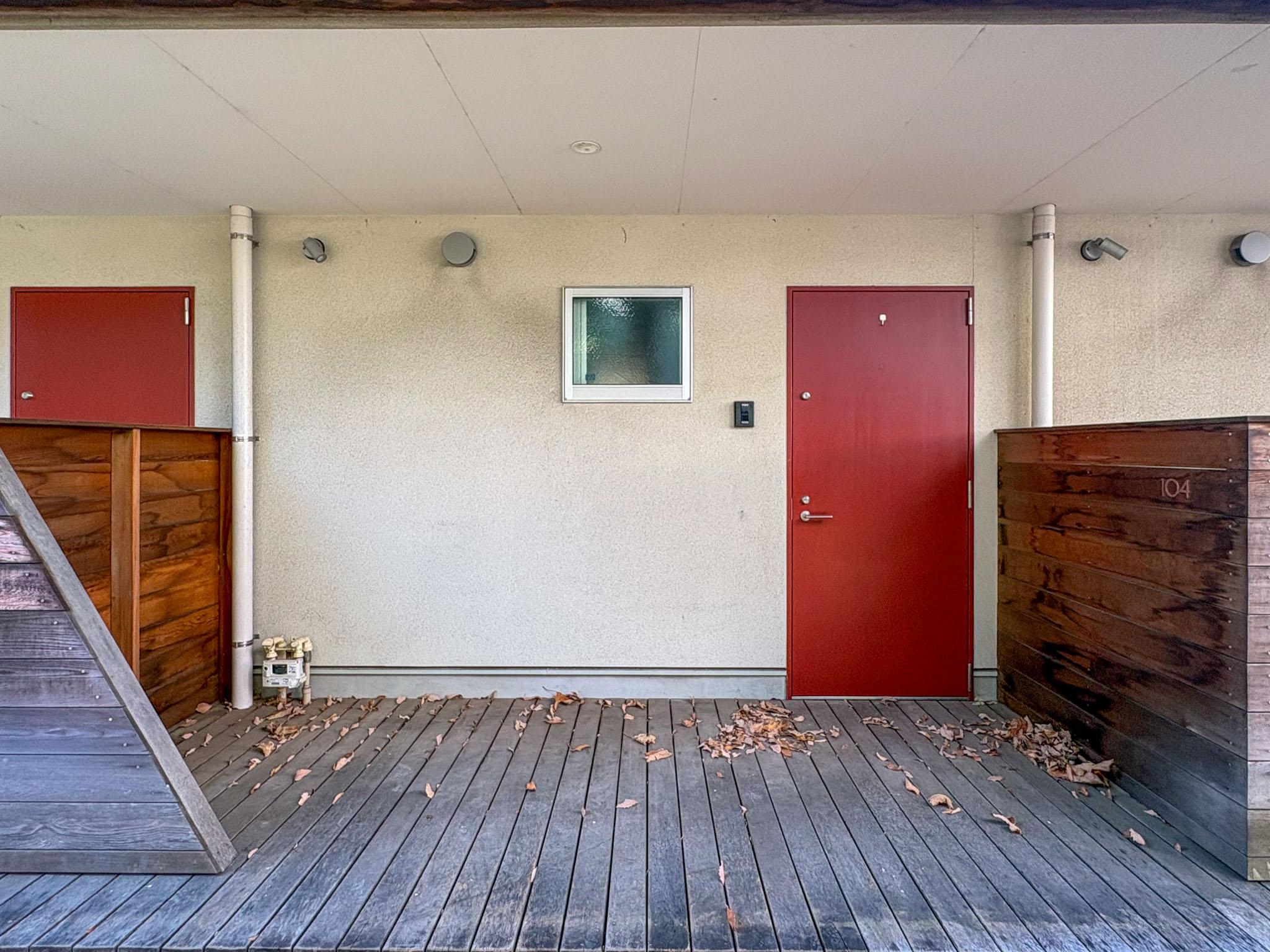 杉並区井草の賃貸物件/赤い玄関ドアが印象的。広めのポーチと玄関スペース