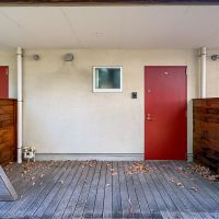 杉並区井草の賃貸物件/赤い玄関ドアが印象的。広めのポーチと玄関スペース