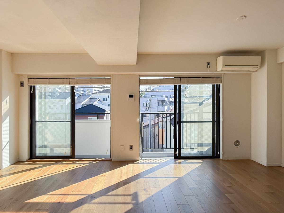 川崎市高津区蟹ケ谷の売買物件/南東向きの窓からは光がたっぷり！気持ちのいい朝日で1日がスタートできます