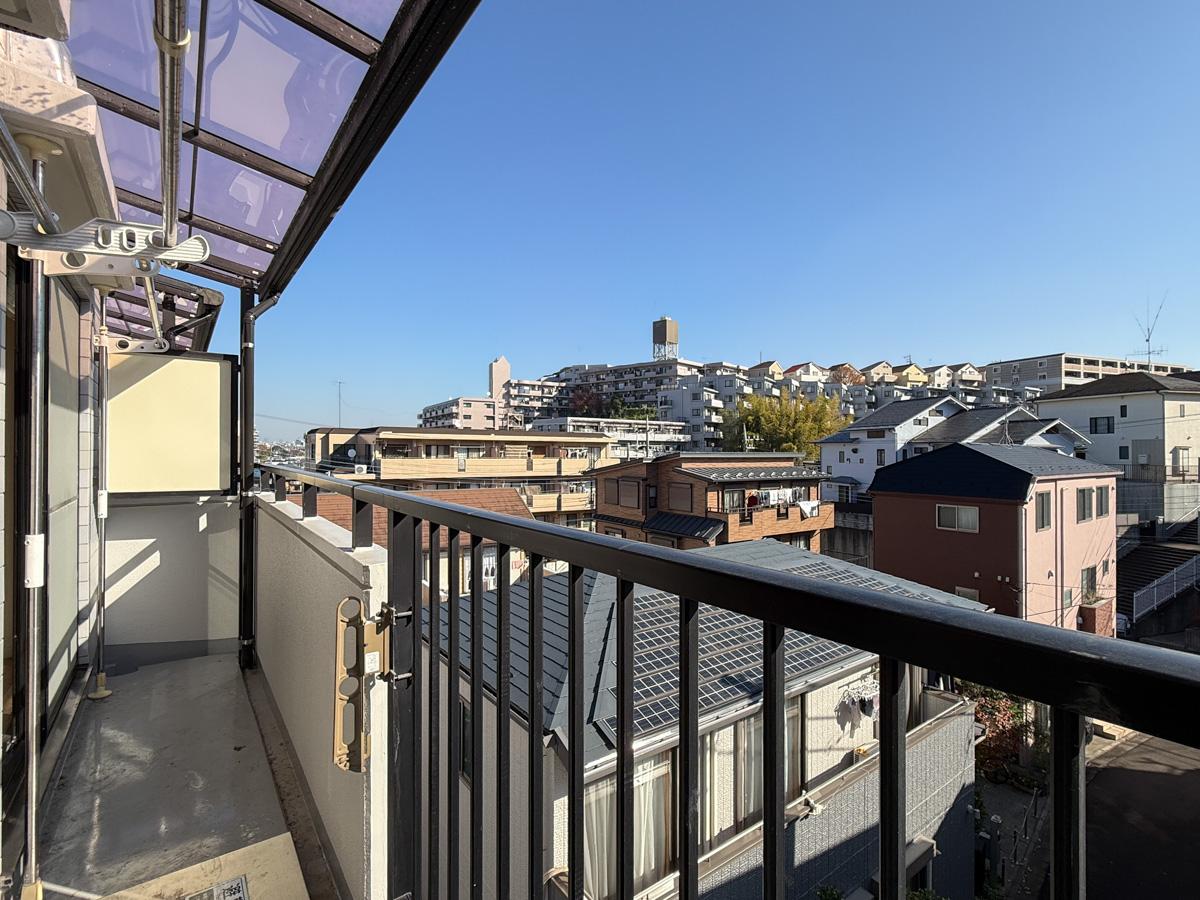 川崎市高津区蟹ケ谷の売買物件/バルコニーからの眺望。空が広くて気持ちいい。谷地になっており、立体的な景色が眺められます