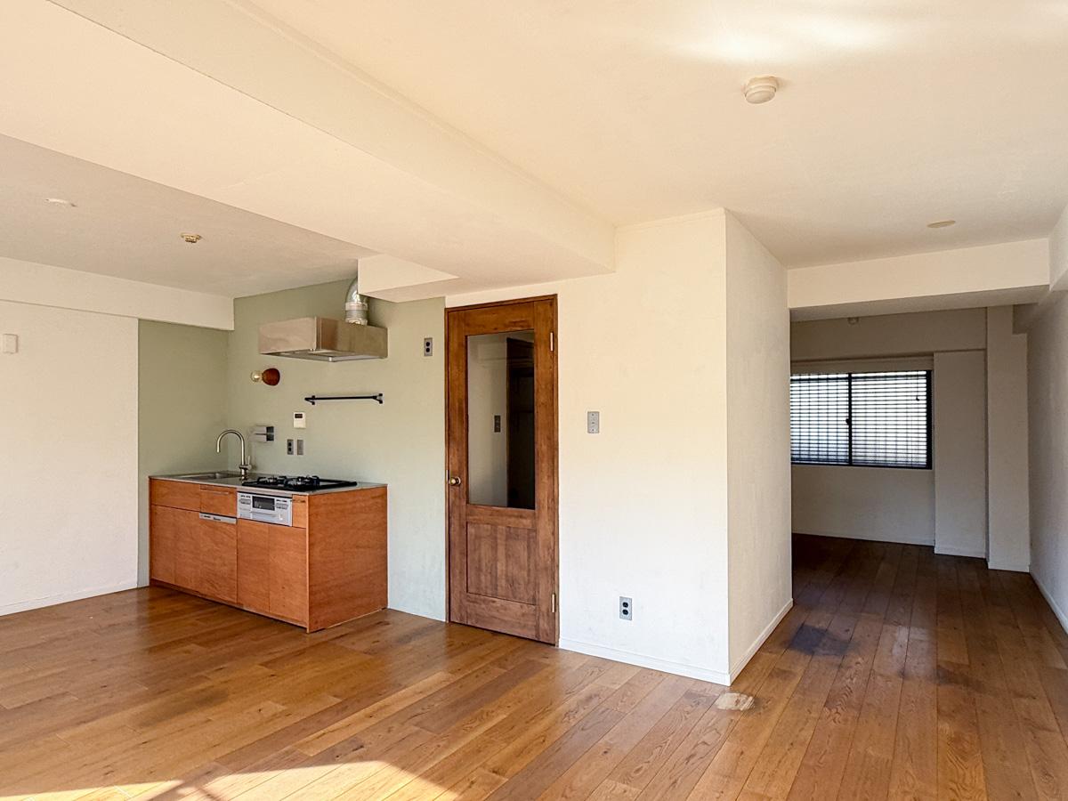 川崎市高津区蟹ケ谷の売買物件/リノベーションで部屋を繋げて広いリビングに。L字型の回遊性のある間取りに。右手奥を寝室にしていたそう