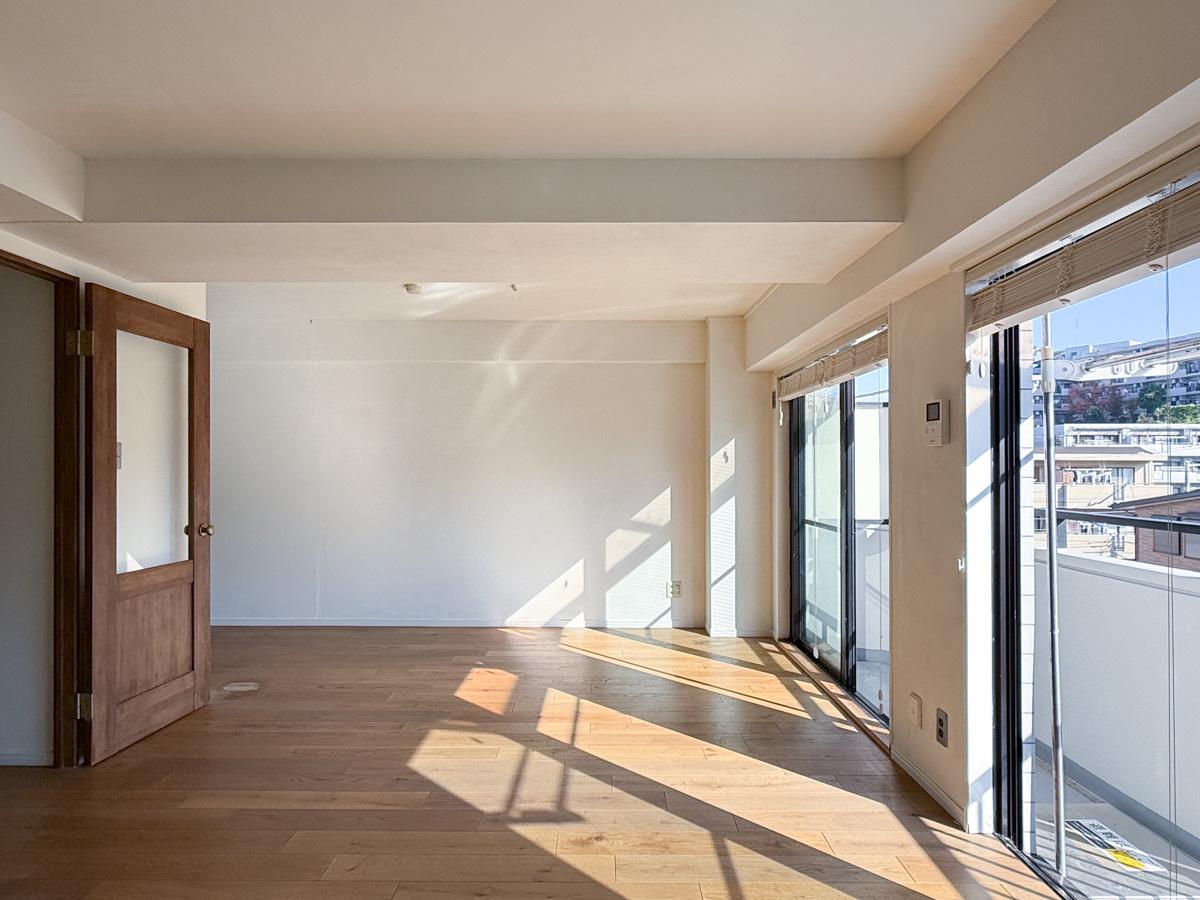 川崎市高津区蟹ケ谷の売買物件/床はオークのフローリング。白い塗装壁との組み合わせがナチュラルで心地よい