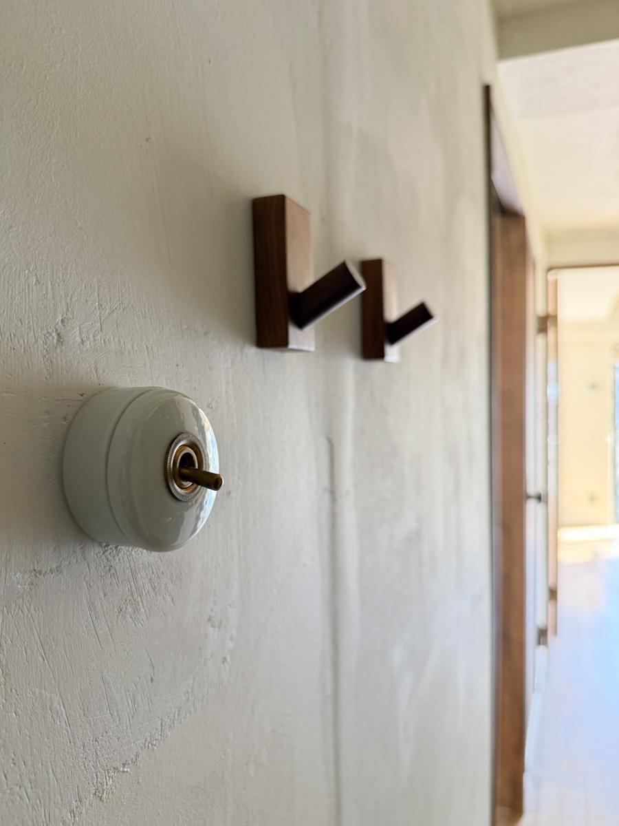 川崎市高津区蟹ケ谷の売買物件/玄関には陶器のトグルスイッチ