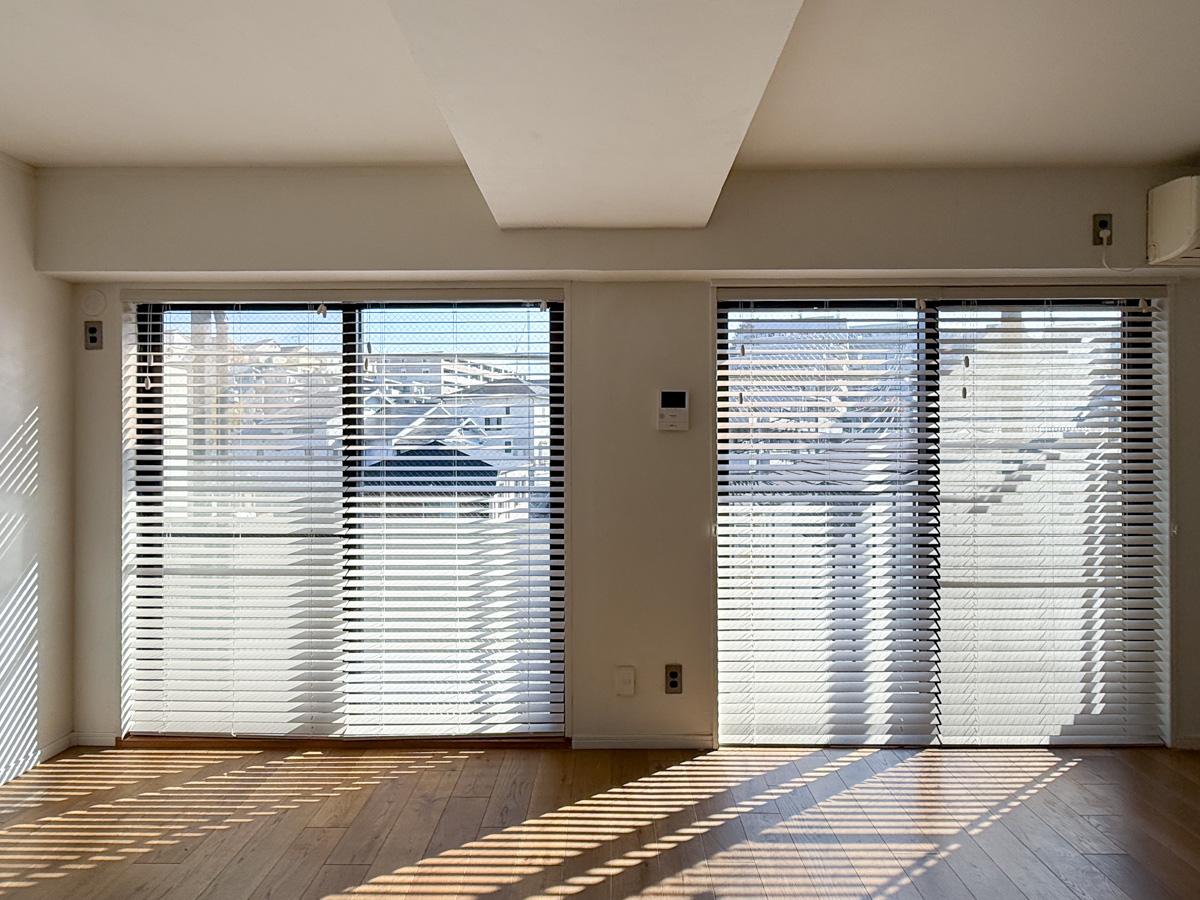 川崎市高津区蟹ケ谷の売買物件/窓にはホワイトのウッドブラインドがついています