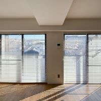 川崎市高津区蟹ケ谷の売買物件/窓にはホワイトのウッドブラインドがついています