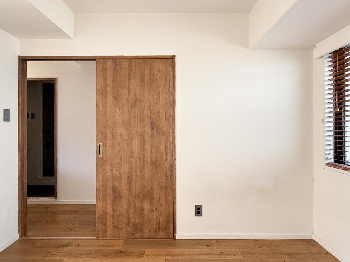 川崎市高津区蟹ケ谷の売買物件/引き戸の先は廊下スペース。回遊性のある間取りです