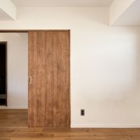 川崎市高津区蟹ケ谷の売買物件/引き戸の先は廊下スペース。回遊性のある間取りです