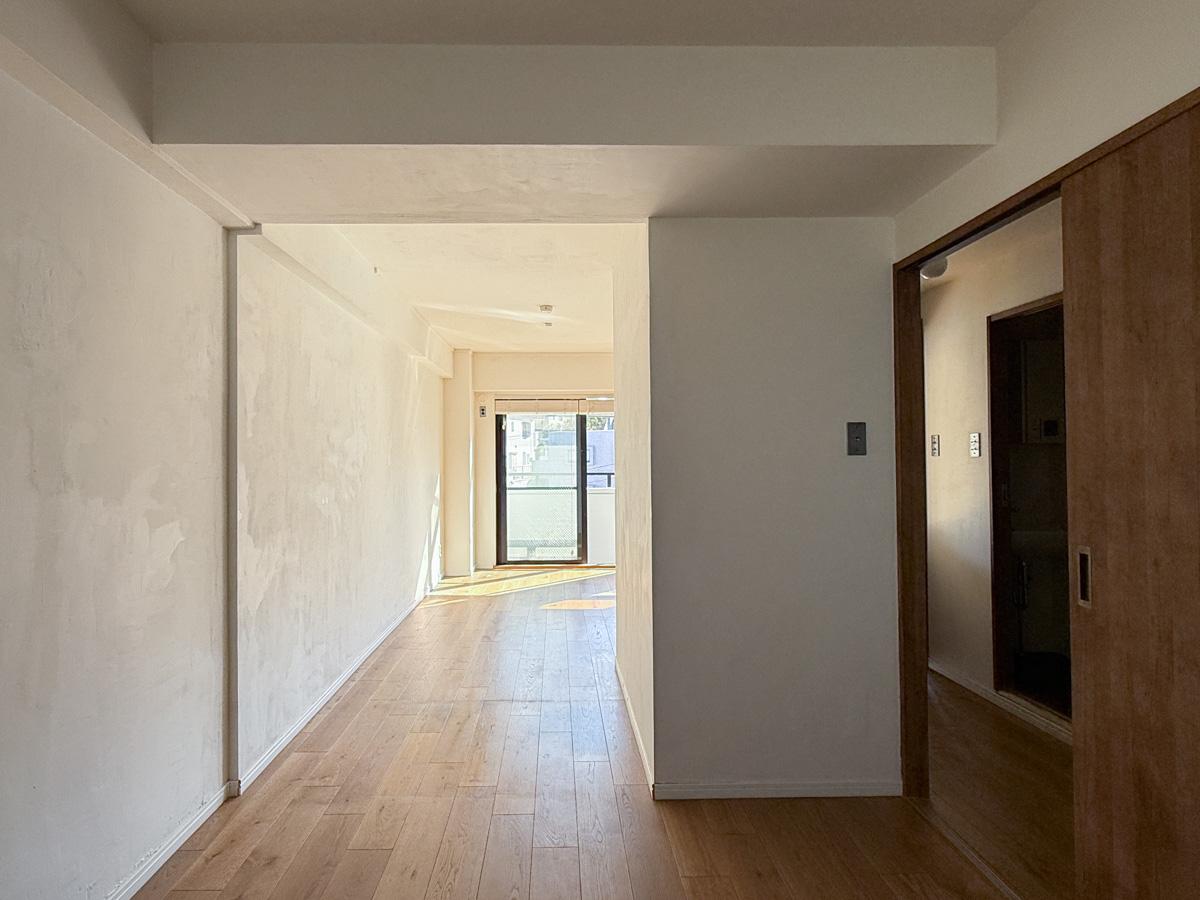 川崎市高津区蟹ケ谷の売買物件/3DKを繋げてL字の広いリビングに。奥行きがあるのでゾーニングがしやすく、売主さんはこのスペースをベッドスペースに