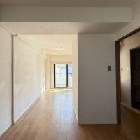 川崎市高津区蟹ケ谷の売買物件/3DKを繋げてL字の広いリビングに。奥行きがあるのでゾーニングがしやすく、売主さんはこのスペースをベッドスペースに