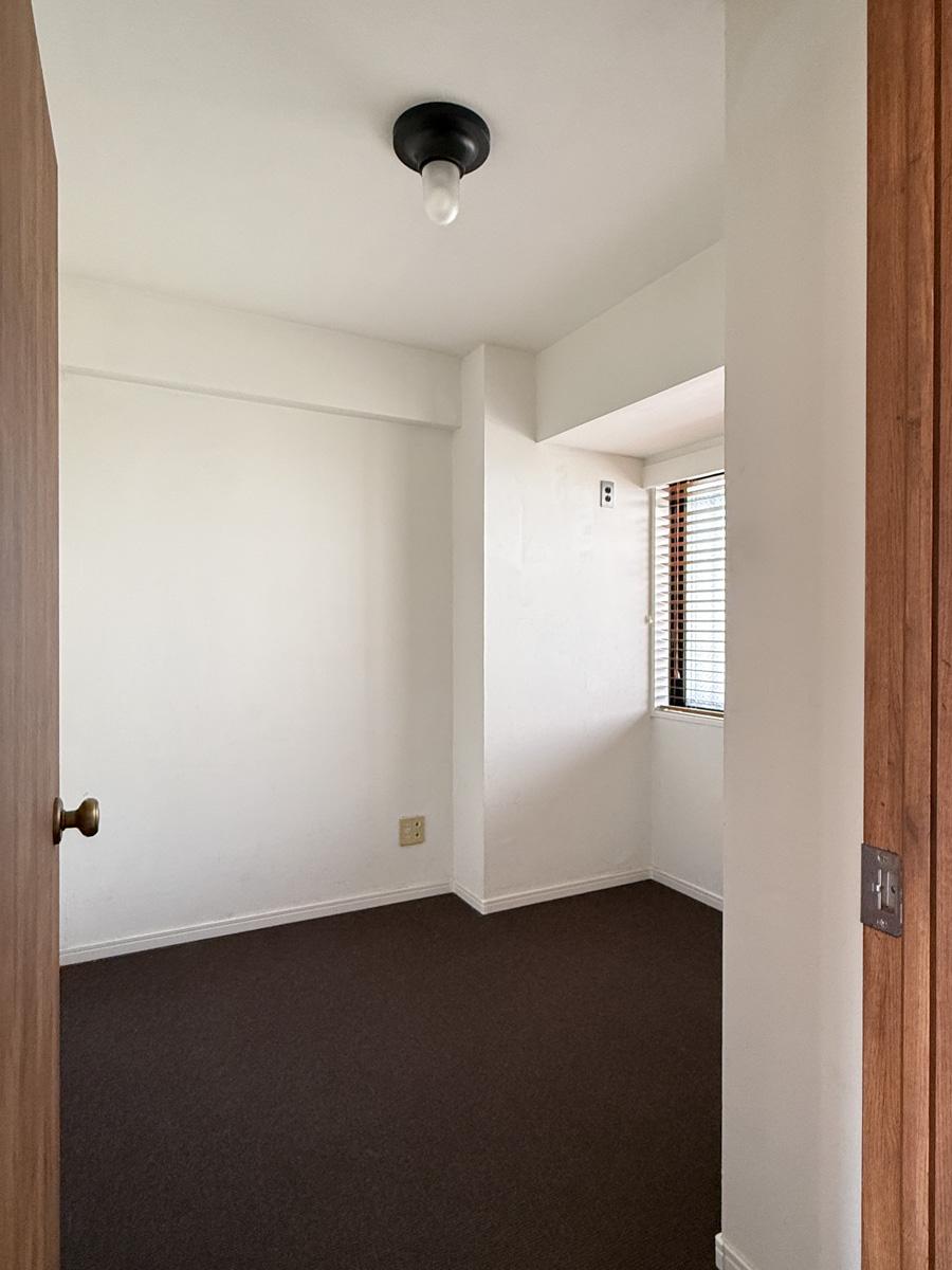 川崎市高津区蟹ケ谷の売買物件/玄関脇の3.7帖の洋室。床にはウールのカーペット