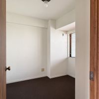 川崎市高津区蟹ケ谷の売買物件/玄関脇の3.7帖の洋室。床にはウールのカーペット