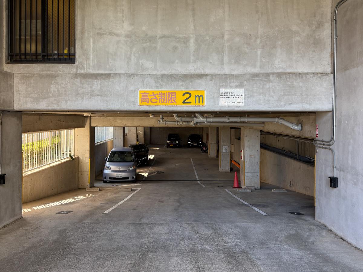 川崎市高津区蟹ケ谷の売買物件/地下に駐車場スペース。月額16,800円で屋根付きなのが嬉しい。現在空きあり