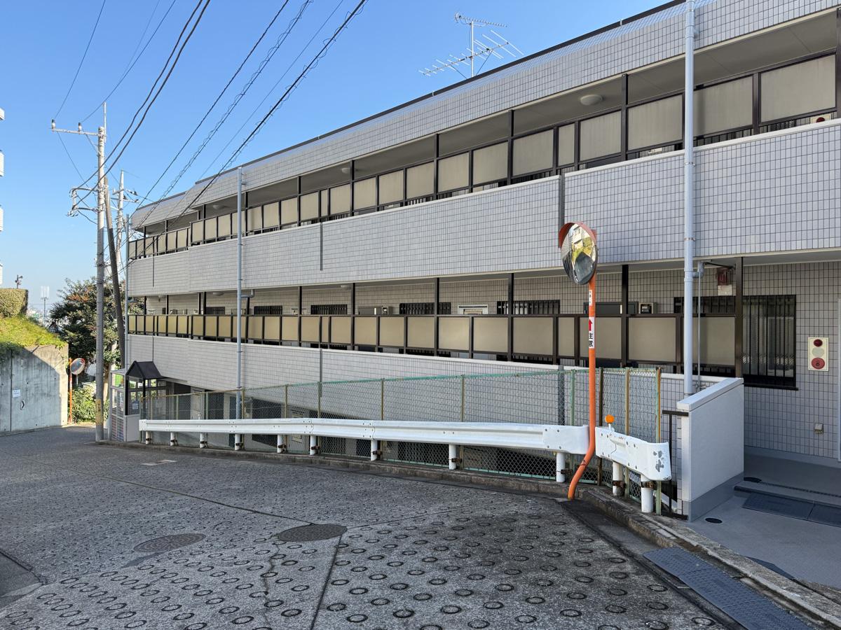 川崎市高津区蟹ケ谷の売買物件/外観を反対のアングルから。2階フロアにも出入口がある