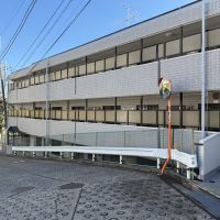 川崎市高津区蟹ケ谷の売買物件/外観を反対のアングルから。2階フロアにも出入口がある
