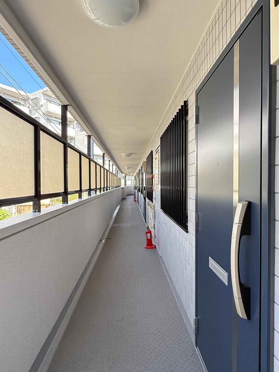 川崎市高津区蟹ケ谷の売買物件/廊下がとてもきれい。玄関はスマートキーが搭載されていて、便利