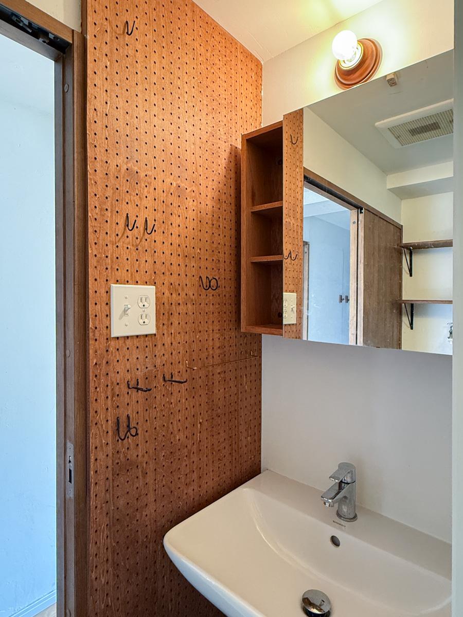 川崎市高津区蟹ケ谷の売買物件/洗面室のデザインもかわいい。ラワンの有孔ボードには、ドライヤーや小物などがかけられるつくりに