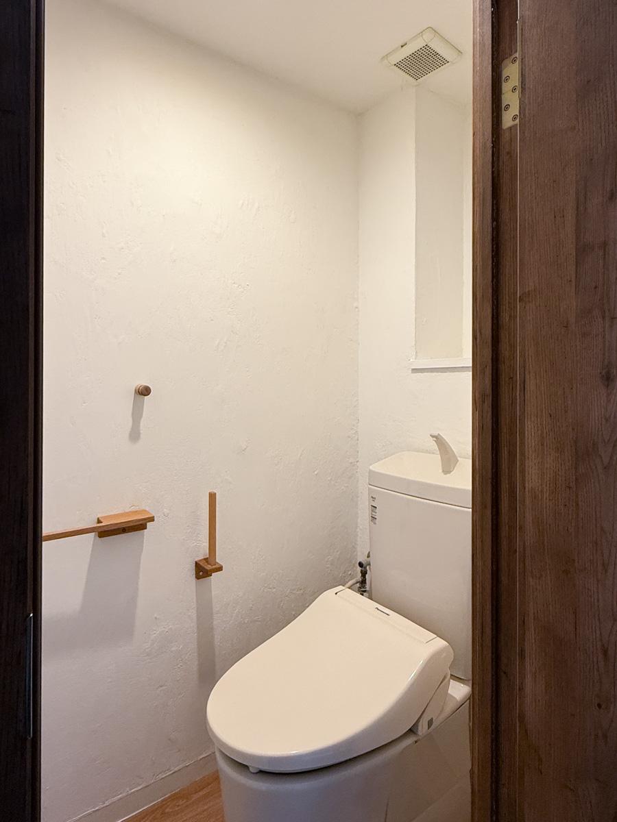 川崎市高津区蟹ケ谷の売買物件/トイレ。木のペーパーフォルダーがかわいい