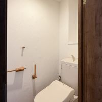 川崎市高津区蟹ケ谷の売買物件/トイレ。木のペーパーフォルダーがかわいい