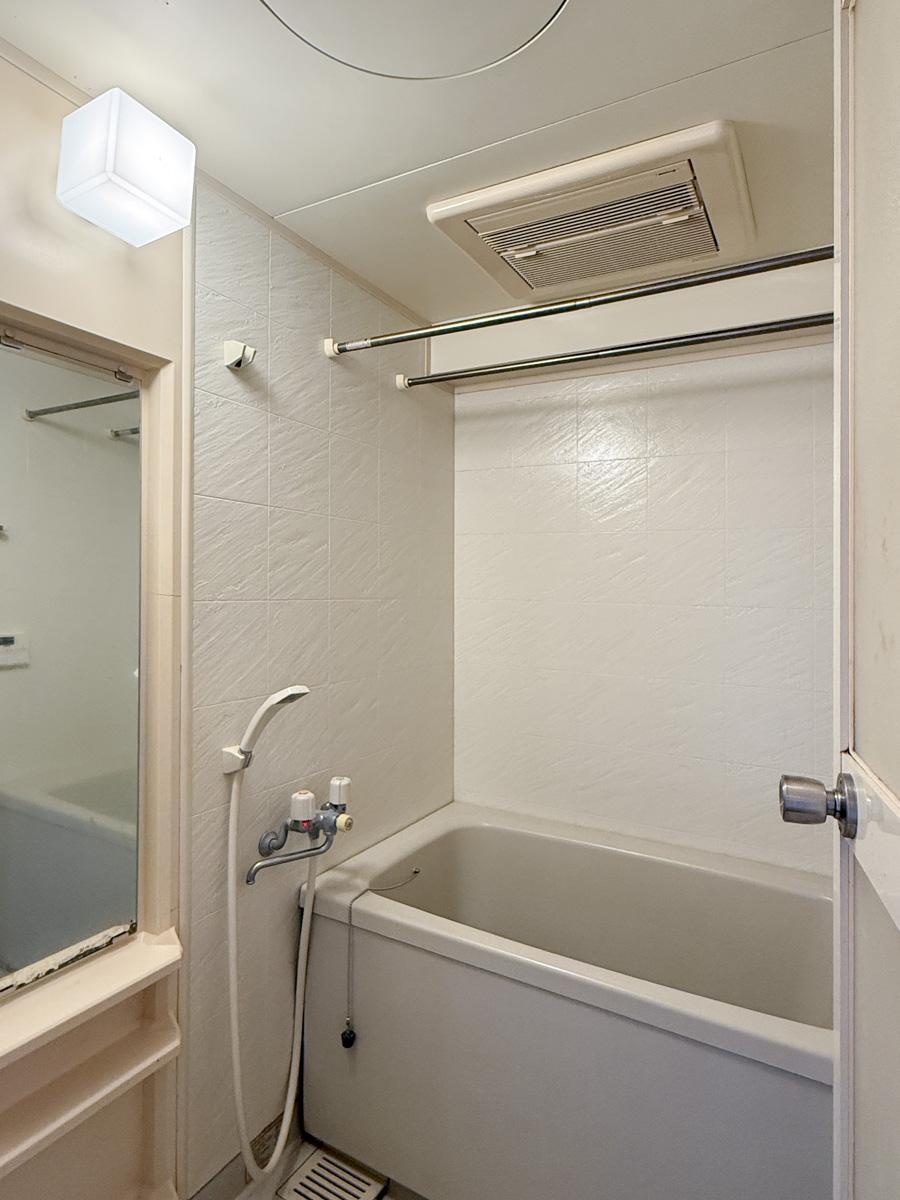 川崎市高津区蟹ケ谷の売買物件/浴室はリノベーションの際には手をつけず。やや年季は感じるかもしれません。追いだき、浴室乾燥機がついています