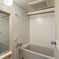 川崎市高津区蟹ケ谷の売買物件/浴室はリノベーションの際には手をつけず。やや年季は感じるかもしれません。追いだき、浴室乾燥機がついています