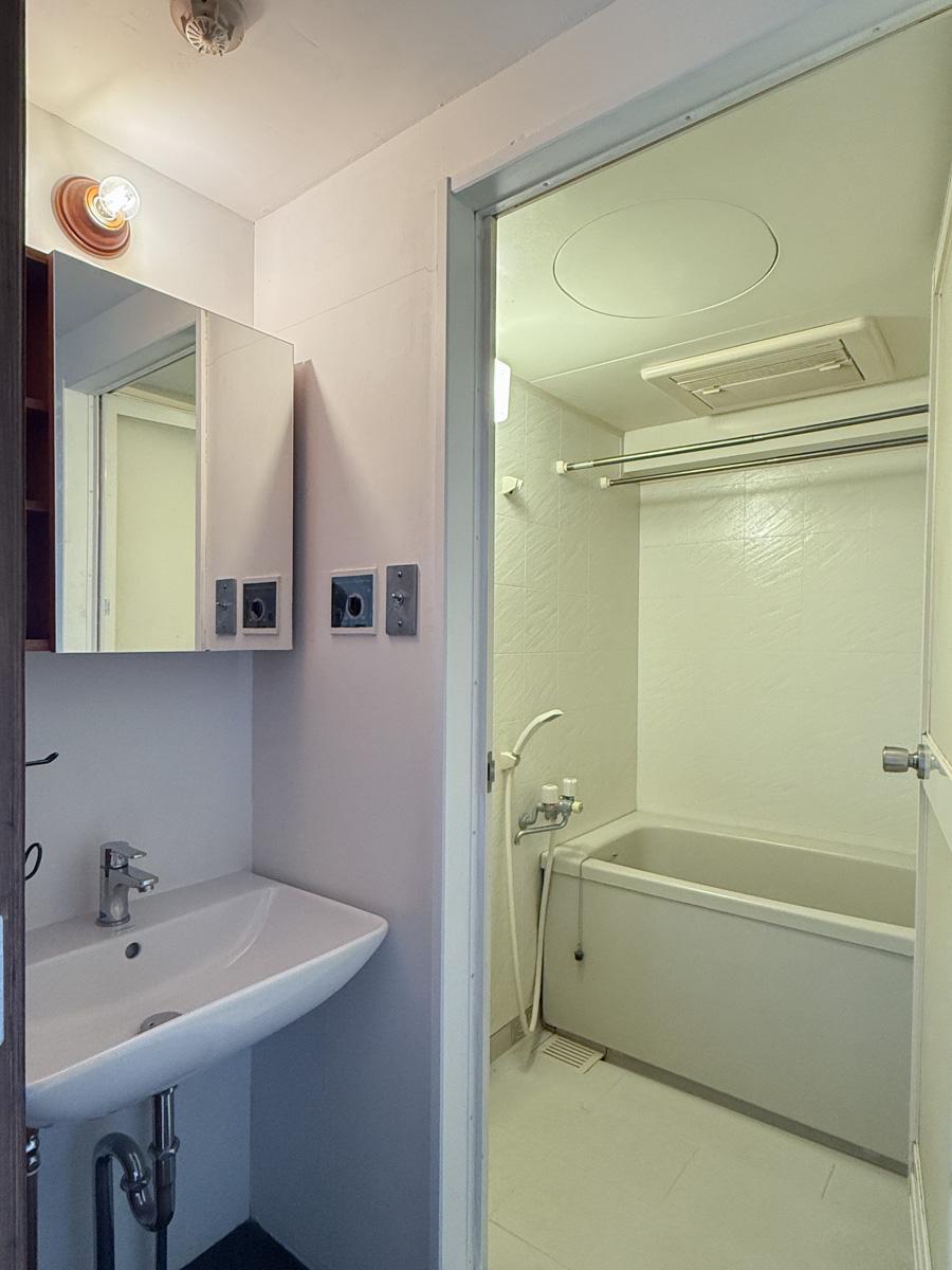 川崎市高津区蟹ケ谷の売買物件/脱衣スペースと洗面スペースは、コンパクトに一体化したつくり