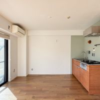 川崎市高津区蟹ケ谷の売買物件/キッチン前に作業カウンターを置いてもいいし、ダイニングテーブルを置いて作業スペースと併用するのも良さそう