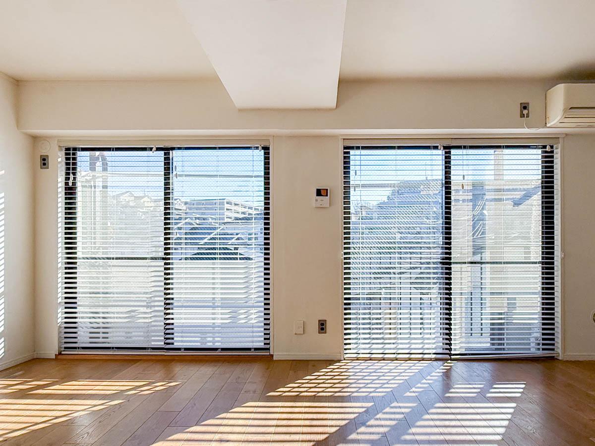 川崎市高津区蟹ケ谷の売買物件/窓にはホワイトのウッドブラインドがついています