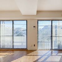 川崎市高津区蟹ケ谷の売買物件/窓にはホワイトのウッドブラインドがついています