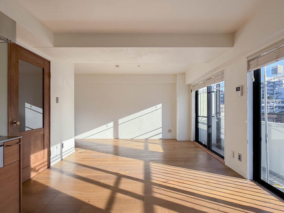 川崎市高津区蟹ケ谷の売買物件/床はオークのフローリング。白い塗装壁との組み合わせがナチュラルで心地よい